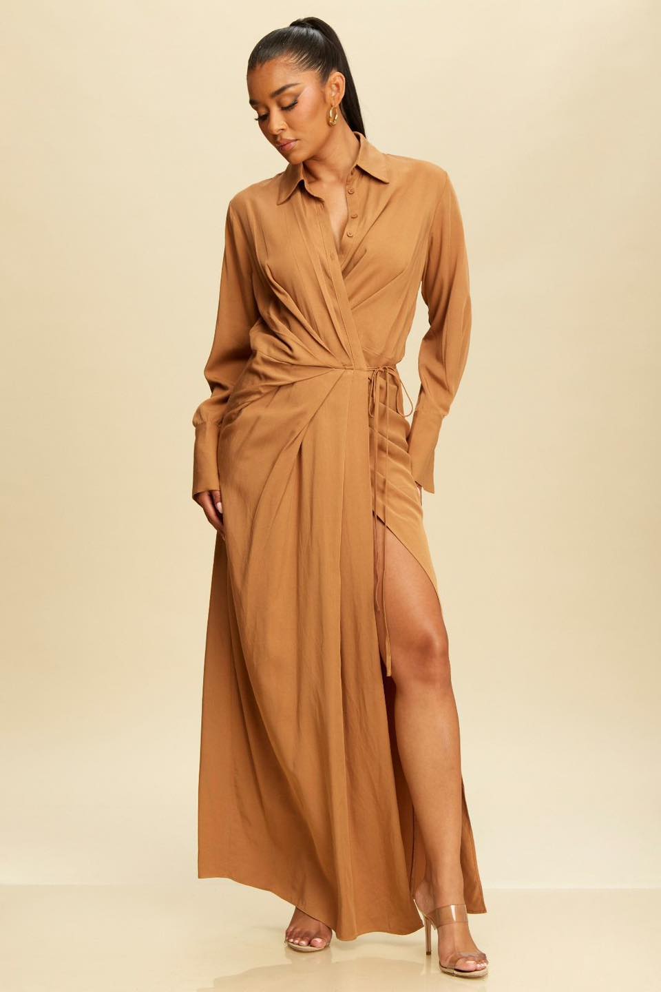 1062350  Vestido ocre envolvente